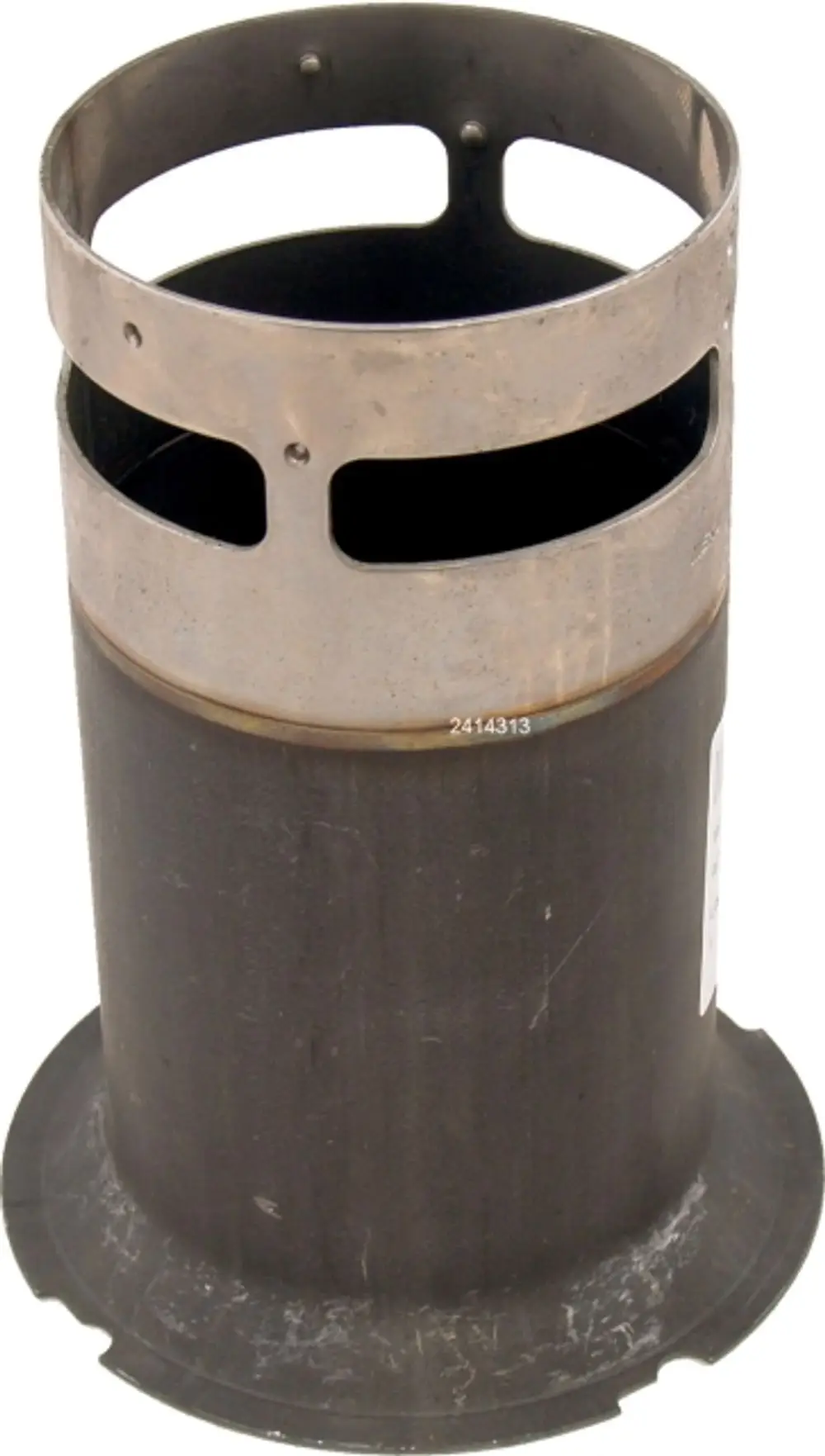 Adapterrohr der Marke Wolf, zylindrische Form mit Metalloberfläche und Öffnungen oben. Geeignet für spezifische Heiz- oder Lüftungssysteme.